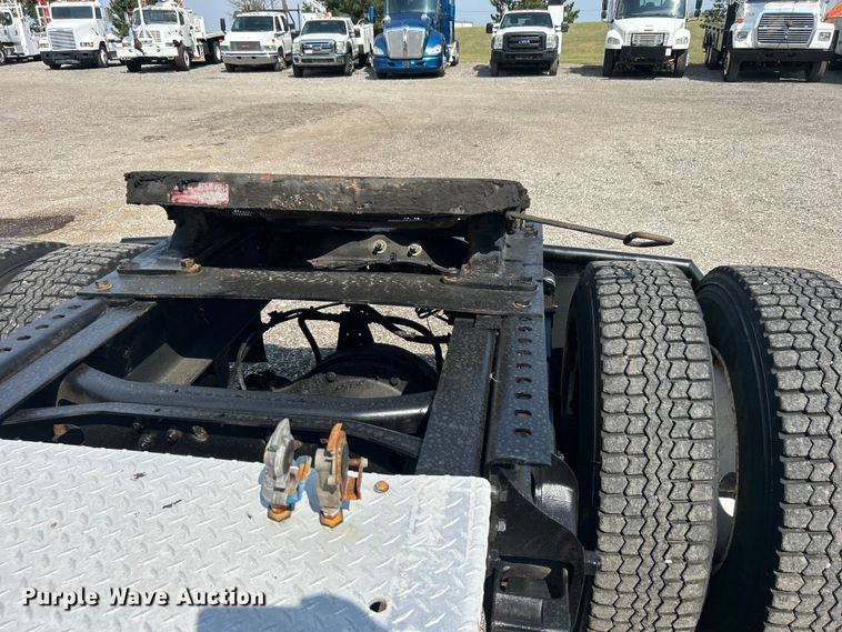 image for item EG0981 1988 International  9300 semi truck