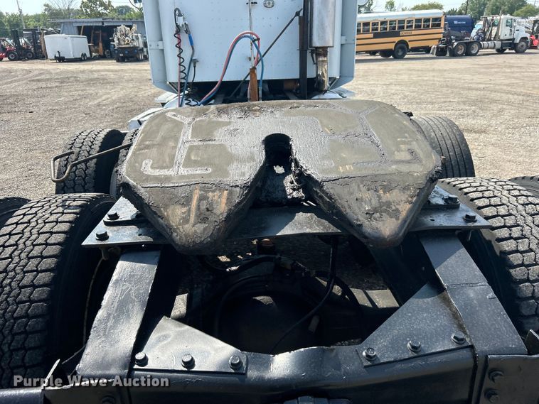 image for item EG0981 1988 International  9300 semi truck