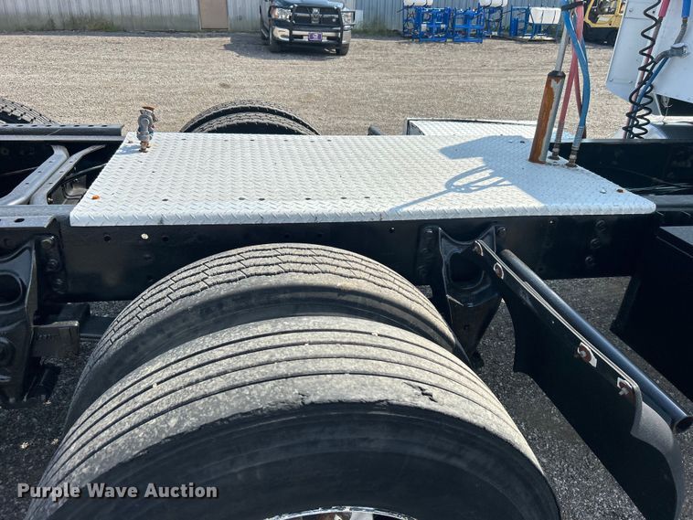 image for item EG0981 1988 International  9300 semi truck