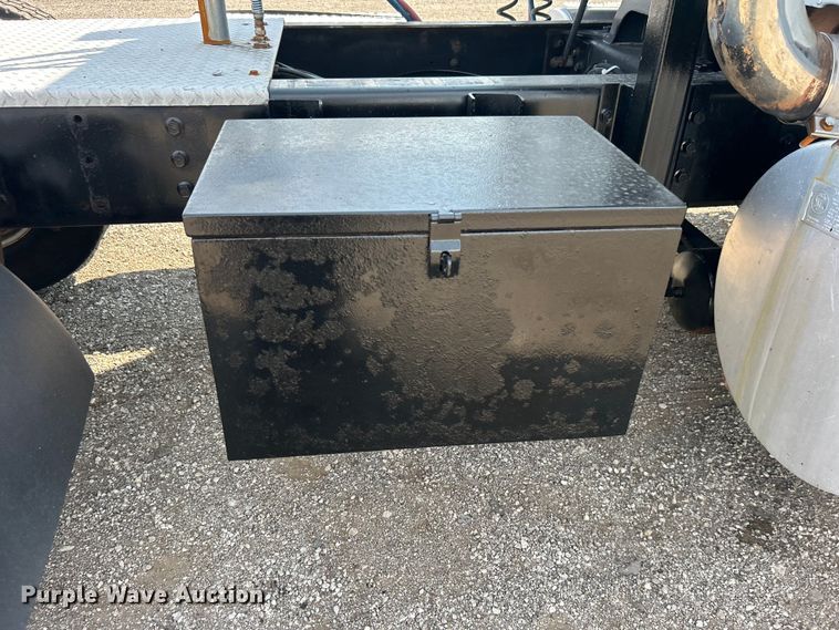 image for item EG0981 1988 International  9300 semi truck