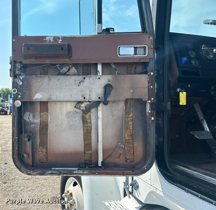 image for item EG0981 1988 International  9300 semi truck