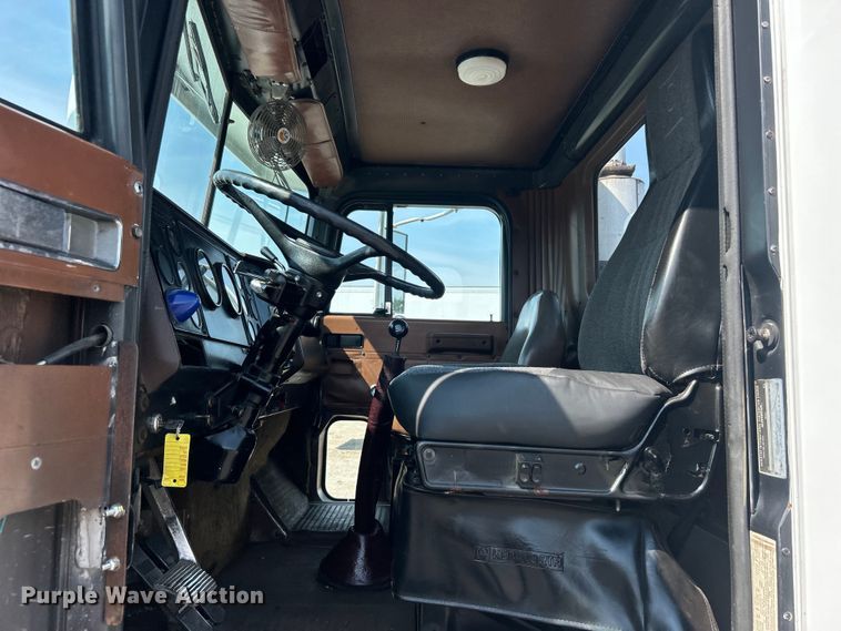 image for item EG0981 1988 International  9300 semi truck