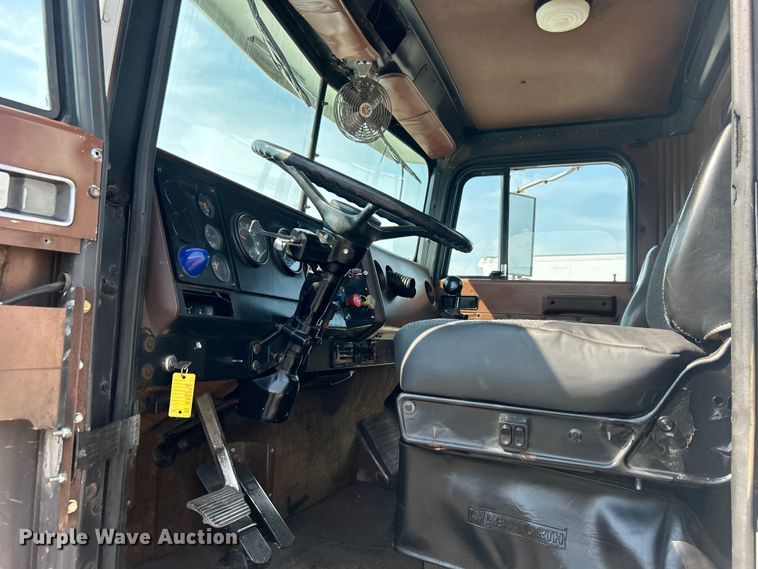 image for item EG0981 1988 International  9300 semi truck