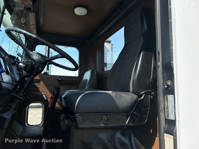 image for item EG0981 1988 International  9300 semi truck