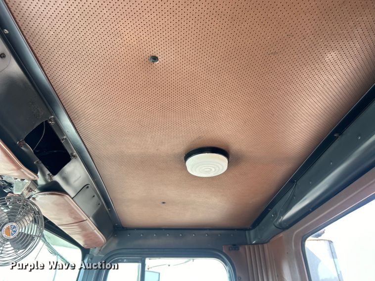 image for item EG0981 1988 International  9300 semi truck