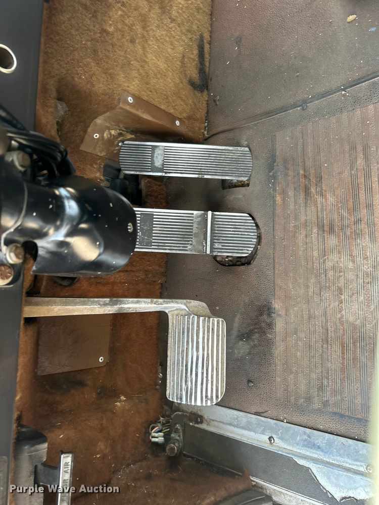 image for item EG0981 1988 International  9300 semi truck