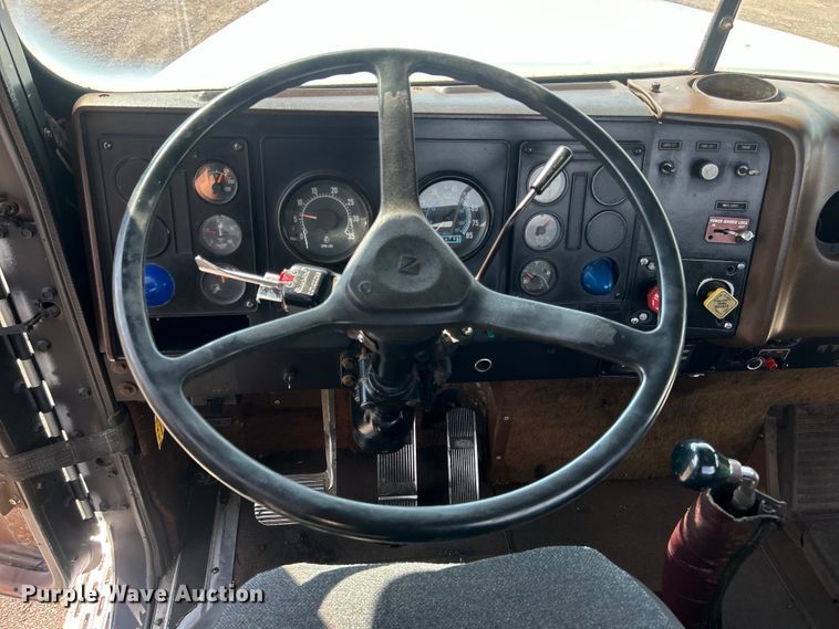 image for item EG0981 1988 International  9300 semi truck