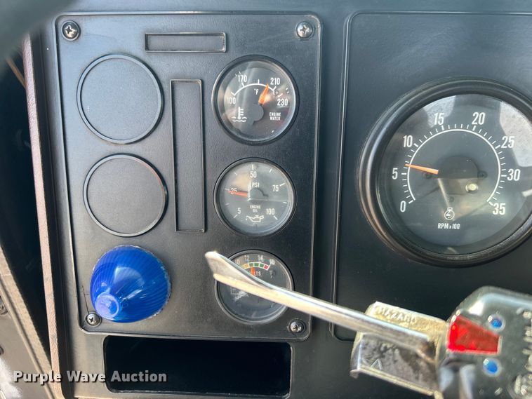 image for item EG0981 1988 International  9300 semi truck