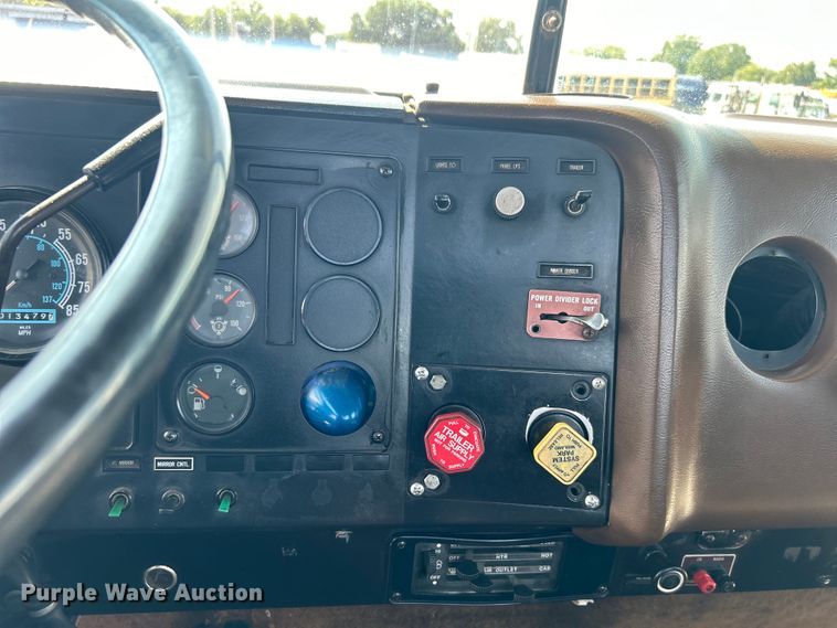 image for item EG0981 1988 International  9300 semi truck