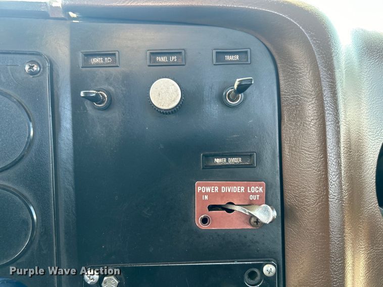 image for item EG0981 1988 International  9300 semi truck