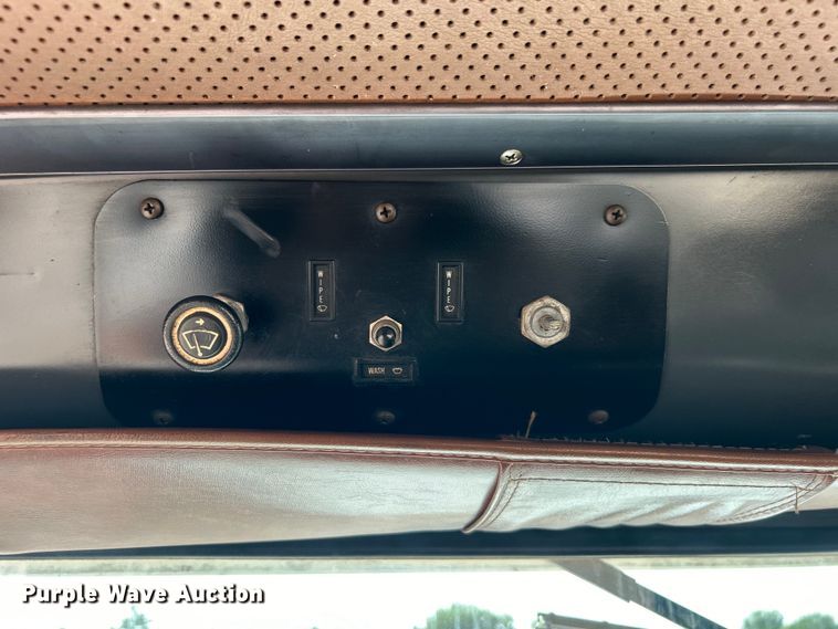 image for item EG0981 1988 International  9300 semi truck