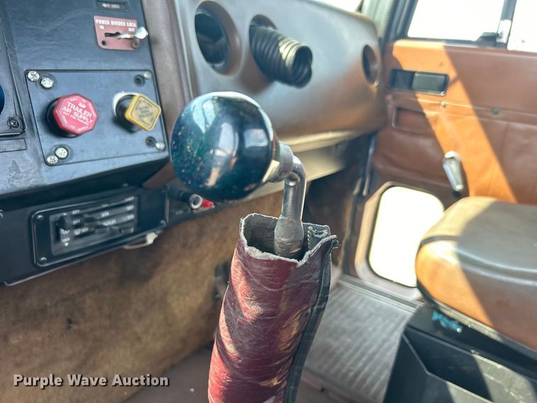 image for item EG0981 1988 International  9300 semi truck