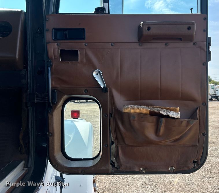 image for item EG0981 1988 International  9300 semi truck