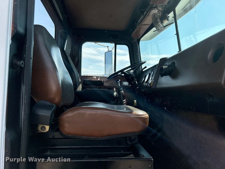 image for item EG0981 1988 International  9300 semi truck