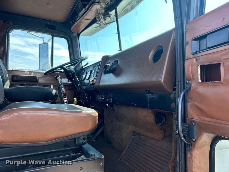 image for item EG0981 1988 International  9300 semi truck