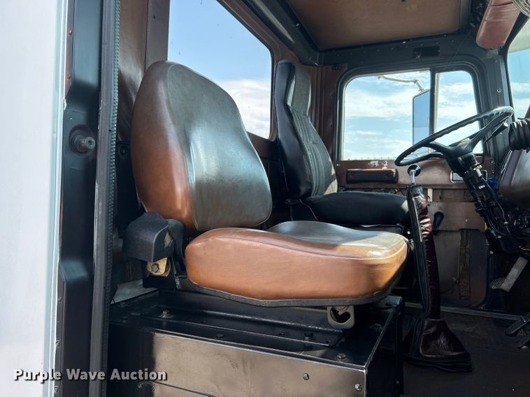 image for item EG0981 1988 International  9300 semi truck