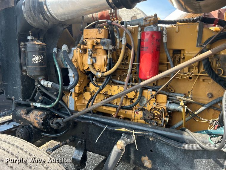 image for item EG0981 1988 International  9300 semi truck