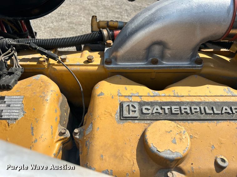 image for item EG0981 1988 International  9300 semi truck