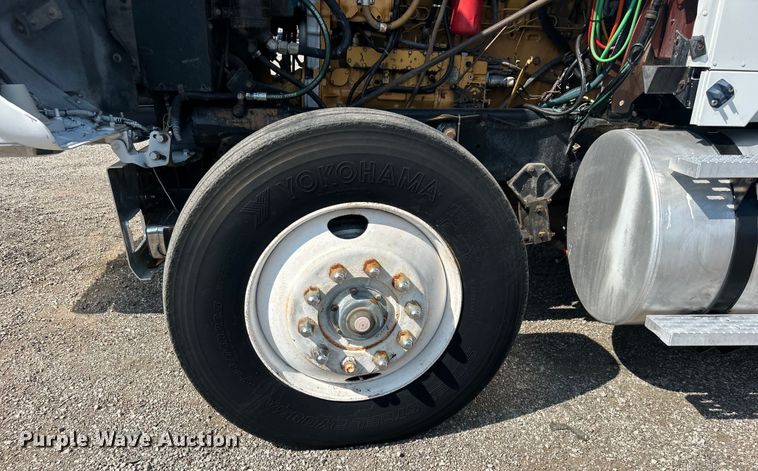 image for item EG0981 1988 International  9300 semi truck