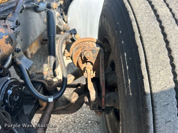 image for item EG0981 1988 International  9300 semi truck