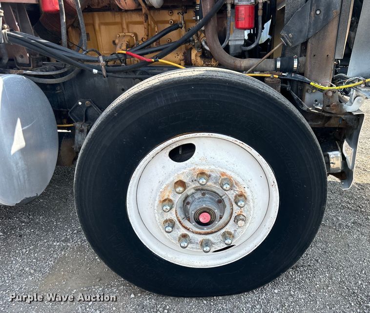 image for item EG0981 1988 International  9300 semi truck