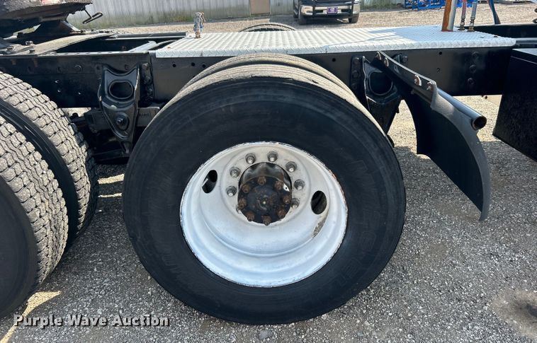 image for item EG0981 1988 International  9300 semi truck