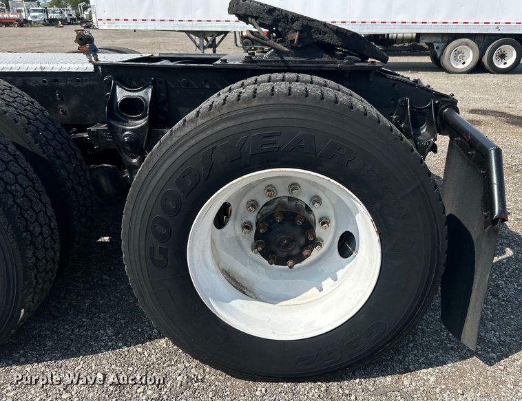 image for item EG0981 1988 International  9300 semi truck