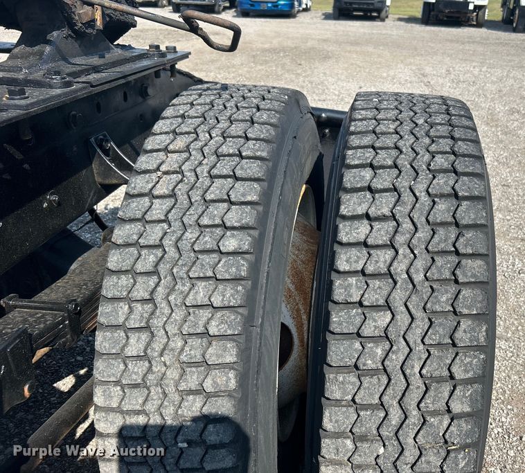 image for item EG0981 1988 International  9300 semi truck