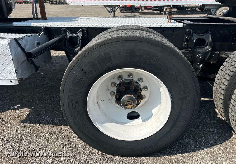 image for item EG0981 1988 International  9300 semi truck