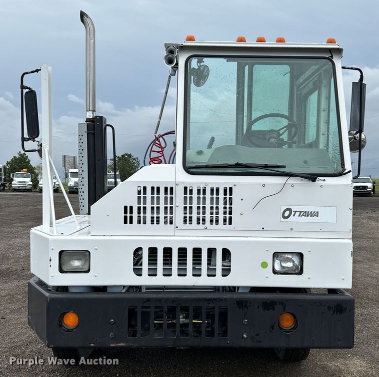 image for item EG1325 2004 Kalmar 30 yard truck