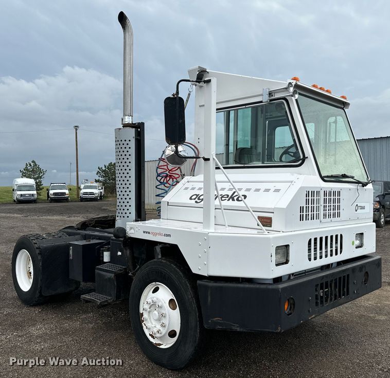 image for item EG1325 2004 Kalmar 30 yard truck