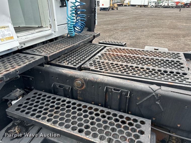 image for item EG1325 2004 Kalmar 30 yard truck