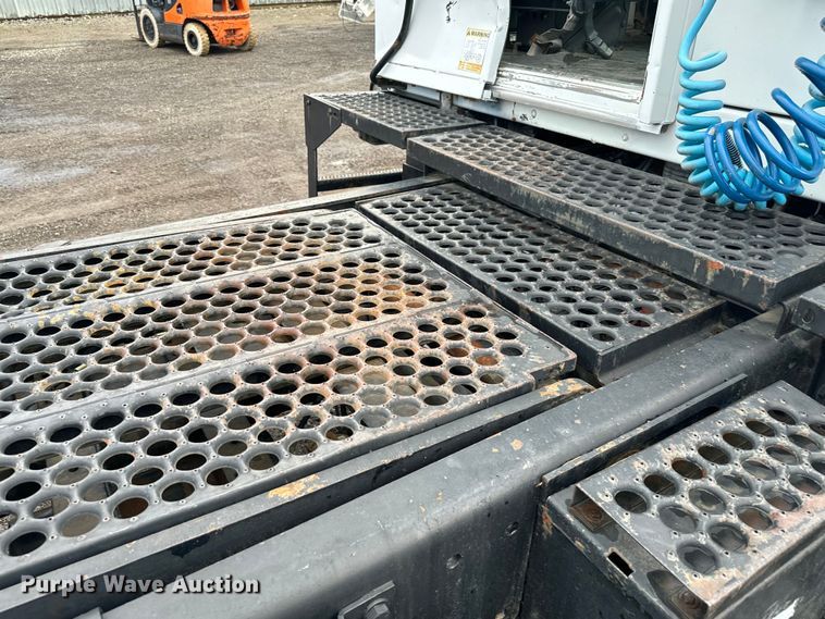 image for item EG1325 2004 Kalmar 30 yard truck