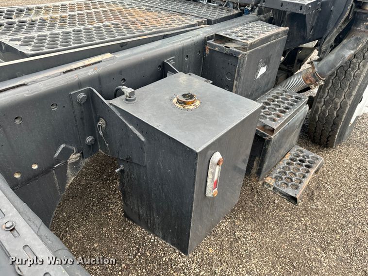 image for item EG1325 2004 Kalmar 30 yard truck