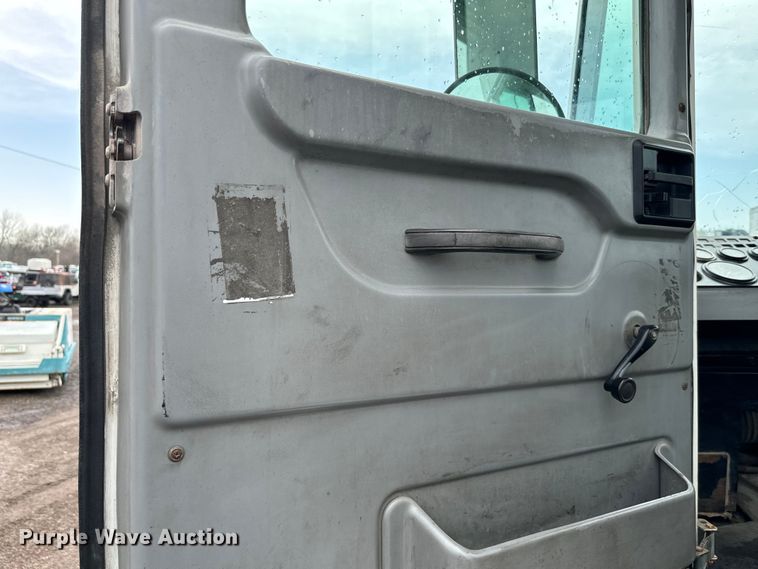 image for item EG1325 2004 Kalmar 30 yard truck