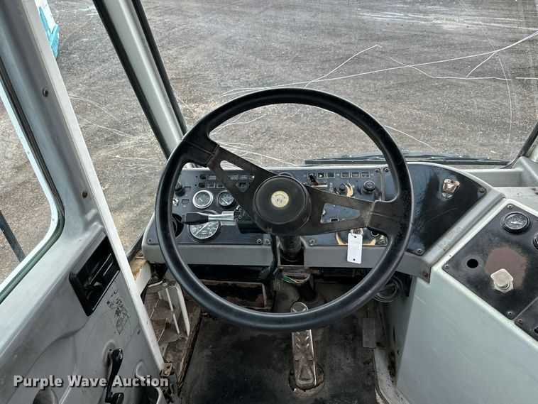 image for item EG1325 2004 Kalmar 30 yard truck