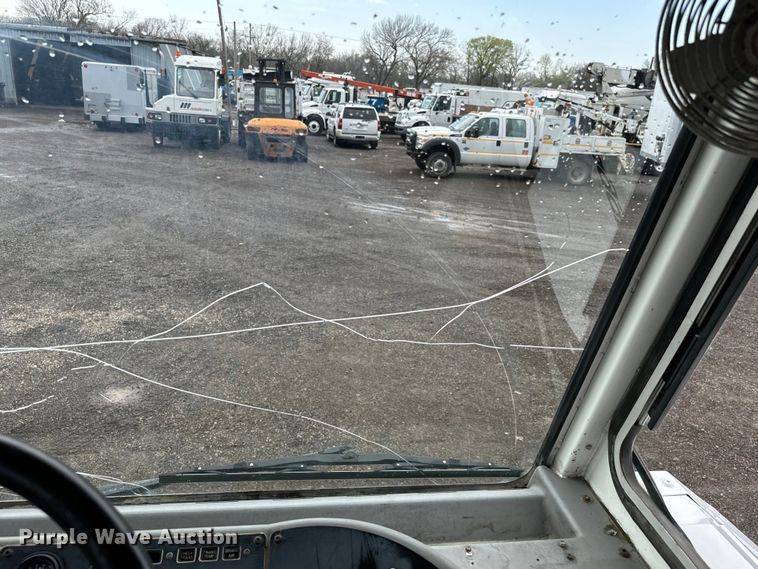 image for item EG1325 2004 Kalmar 30 yard truck