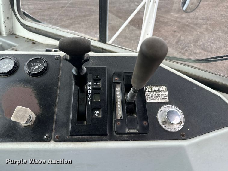 image for item EG1325 2004 Kalmar 30 yard truck