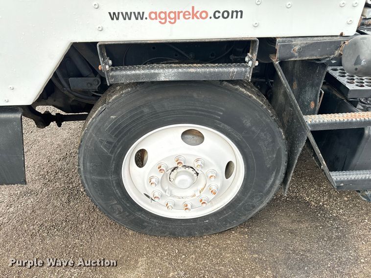 image for item EG1325 2004 Kalmar 30 yard truck