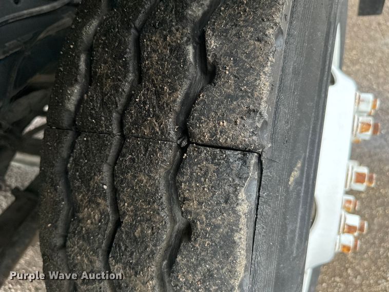 image for item EG1325 2004 Kalmar 30 yard truck