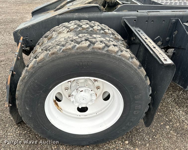 image for item EG1325 2004 Kalmar 30 yard truck