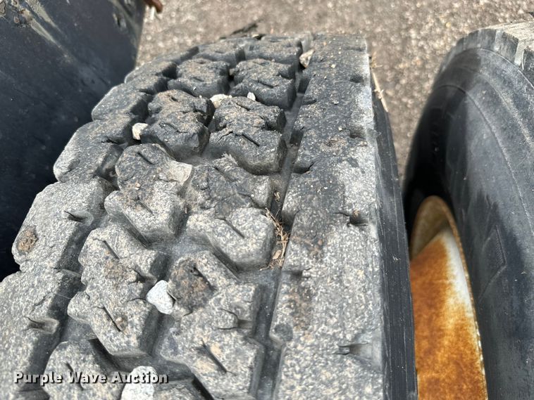 image for item EG1325 2004 Kalmar 30 yard truck