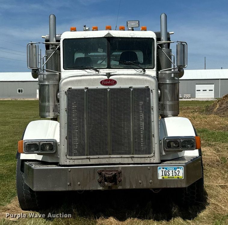 image for item EH4433 2000 Peterbilt 378 truck cab and chassis