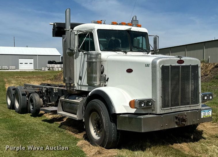 image for item EH4433 2000 Peterbilt 378 truck cab and chassis