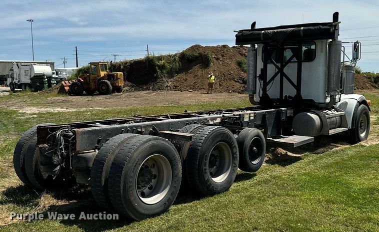 image for item EH4433 2000 Peterbilt 378 truck cab and chassis