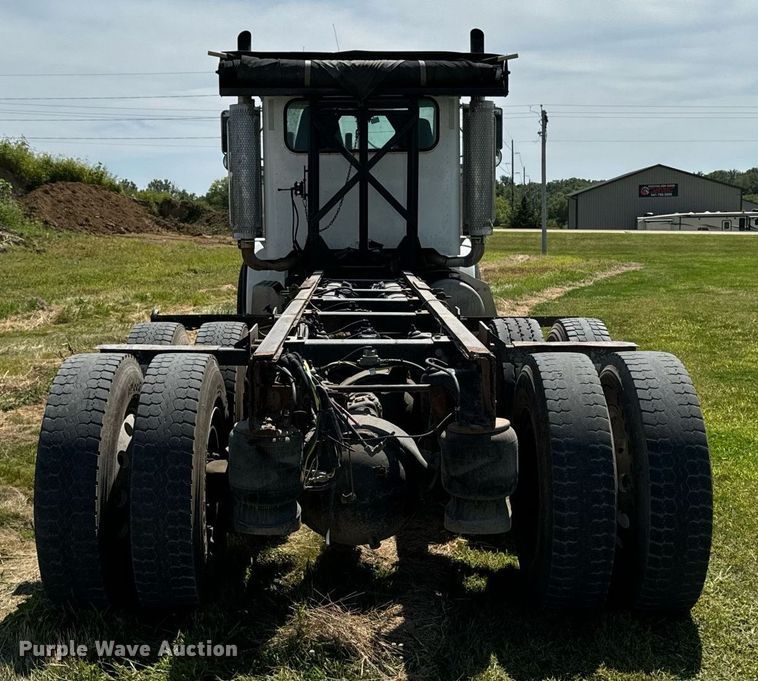 image for item EH4433 2000 Peterbilt 378 truck cab and chassis