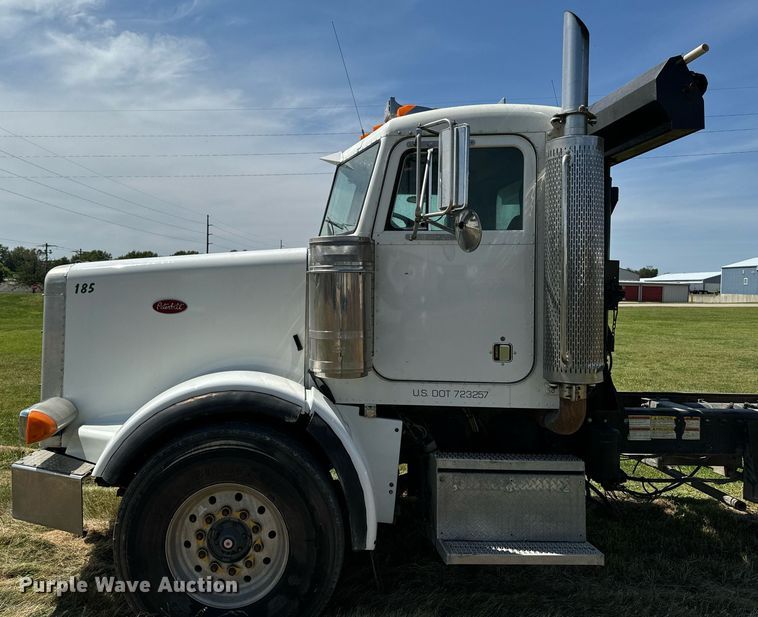 image for item EH4433 2000 Peterbilt 378 truck cab and chassis
