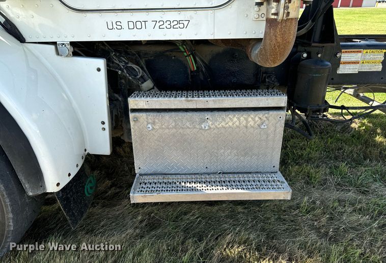 image for item EH4433 2000 Peterbilt 378 truck cab and chassis