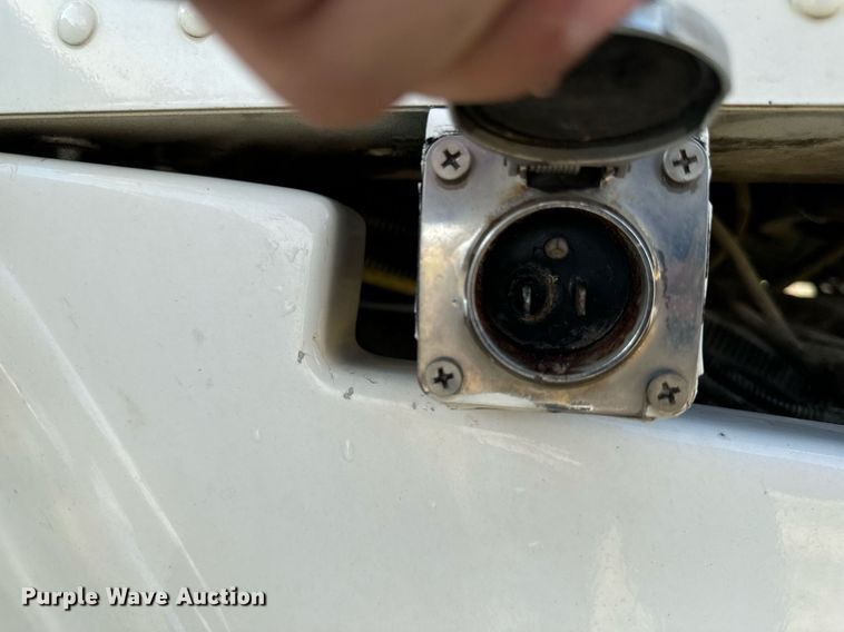 image for item EH4433 2000 Peterbilt 378 truck cab and chassis