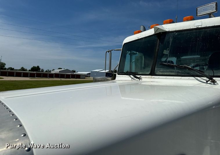image for item EH4433 2000 Peterbilt 378 truck cab and chassis